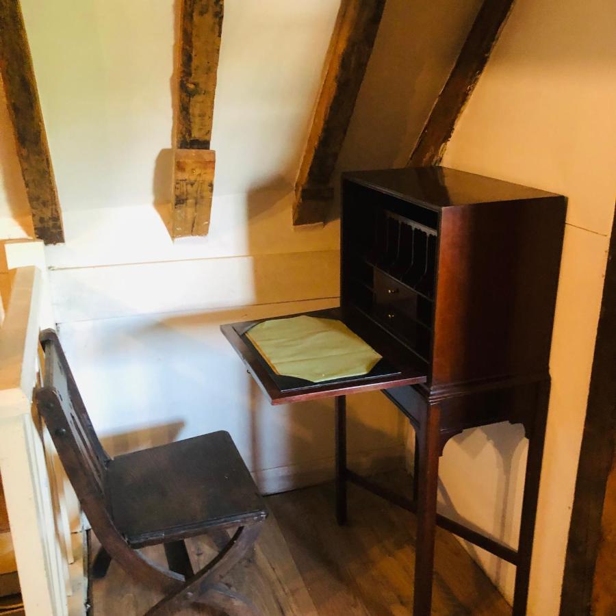 Tudor House - Double Room - Shared Bathroom Goff's Oak Exterior foto