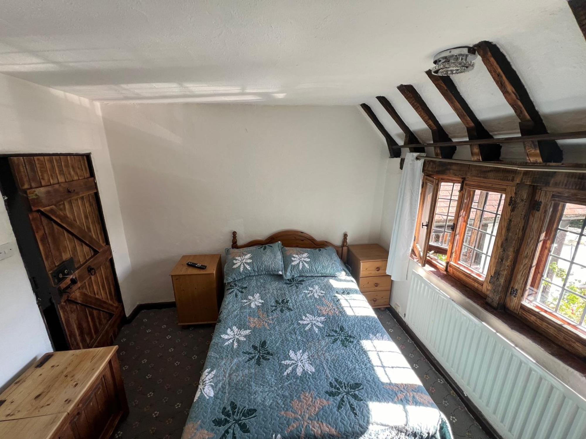 Tudor House - Double Room - Shared Bathroom Goff's Oak Exterior foto